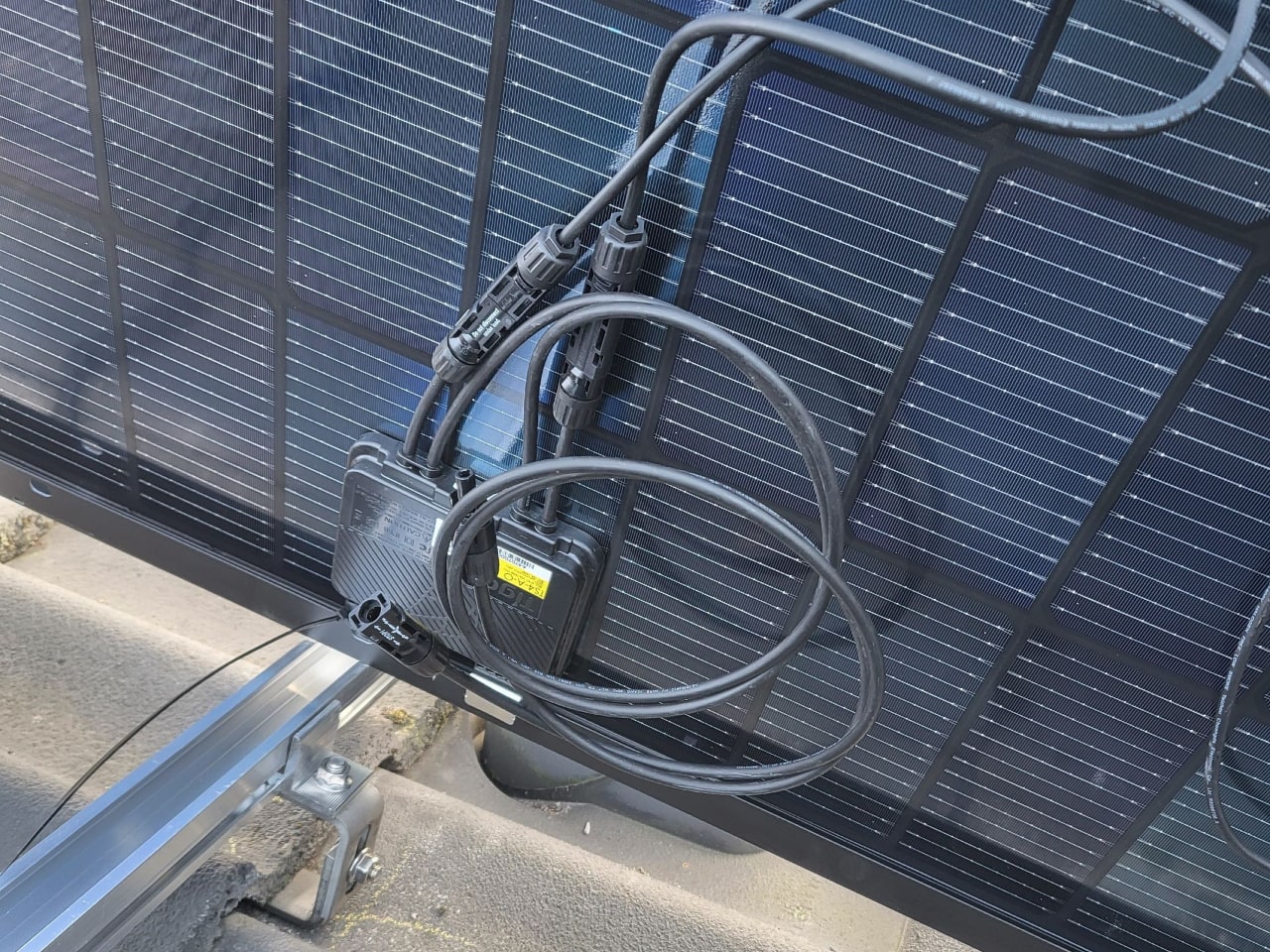 Anbringung von Solarpanelen auf einem Flachdach